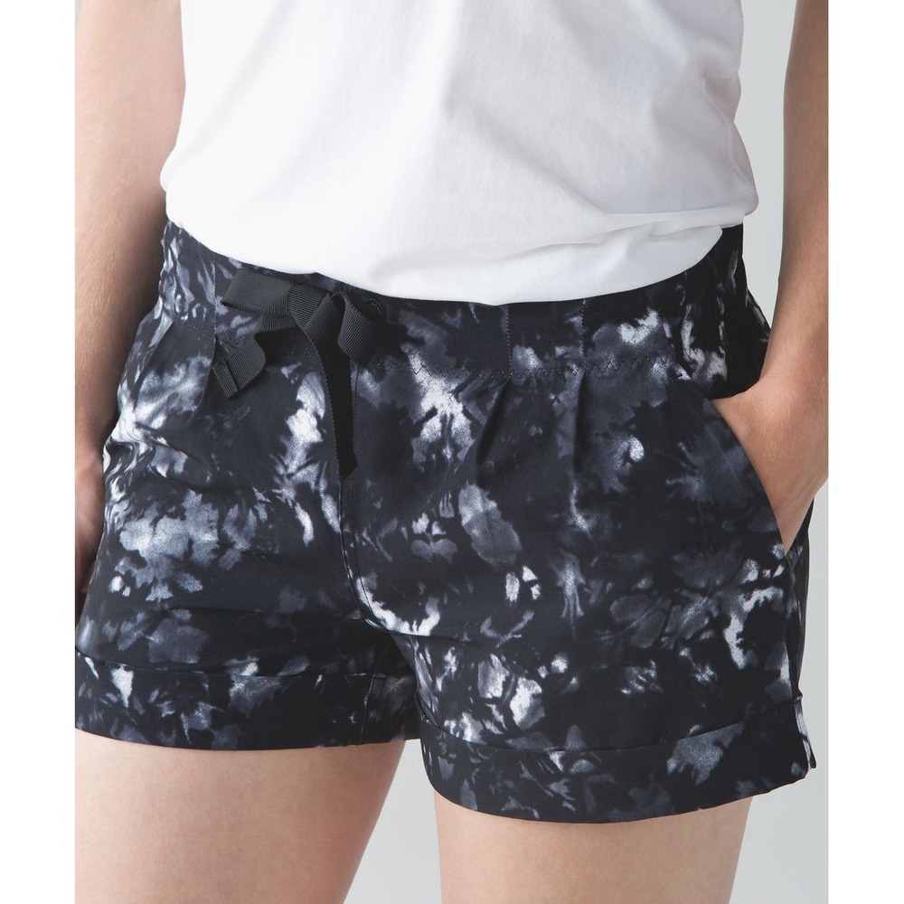Lululemon Spring Break Away Short II Dusk Dye White Black Women's Size 4‎